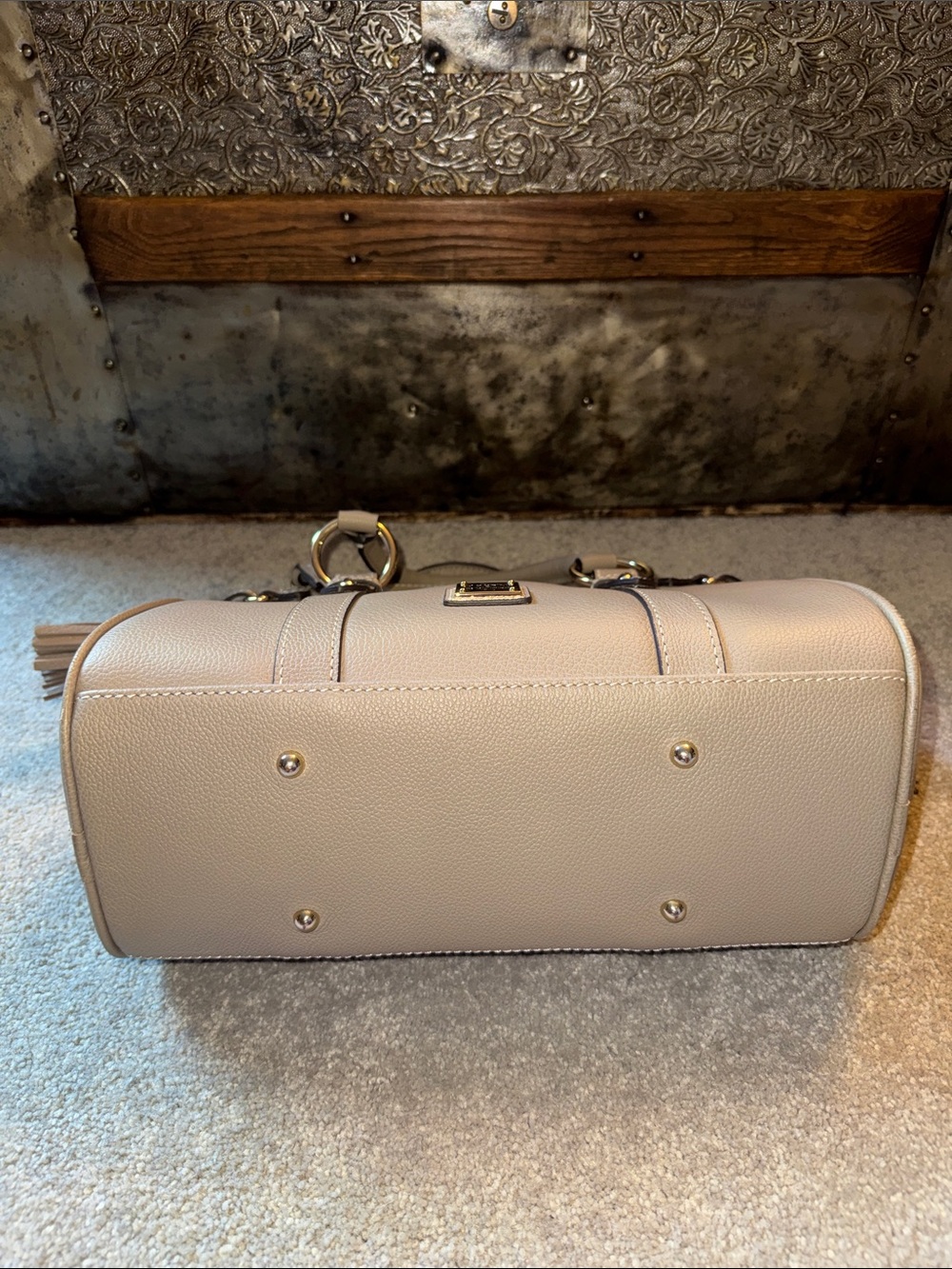 Dooney & Bourke small Sorrento satchel in taupe with strap - Picture 5 of 13